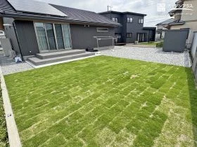 芝の緑とタイルデッキが映える主庭リフォーム工事