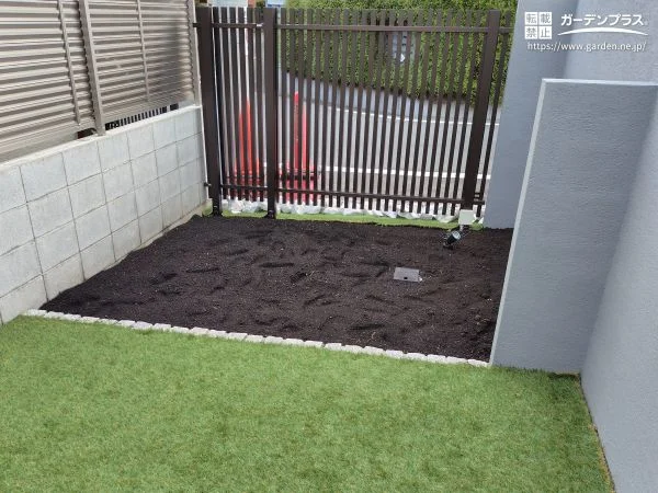 縦格子フェンスを通してこぼれる光にこだわった庭