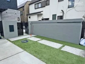 門柱とデザイン塀で魅せる高級感あふれるセミクローズ新築外構