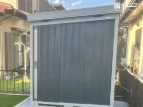 収納力抜群のグレーの落ち着いた物置[施工後]