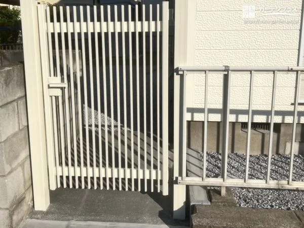 シンプルで機能的な通用門扉