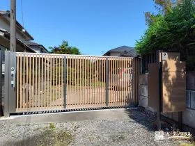 敷地入口にスムーズな開閉が可能な電動カーゲートを設置した工事