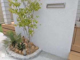 白が植栽を引き立てる柔らかな印象の門柱[施工後]