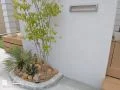 白が植栽を引き立てる柔らかな印象の門柱