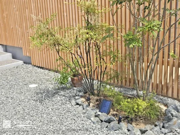 玄関を彩るナチュラルで重厚感のあるロックガーデン