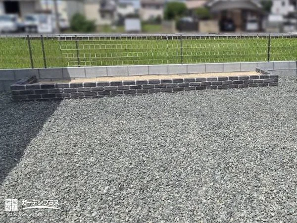 ヴィンテージレンガのような風合いが上質な印象の花壇