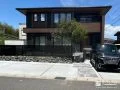 シックなフェンスと石調アプローチが映える駐車スペース工事