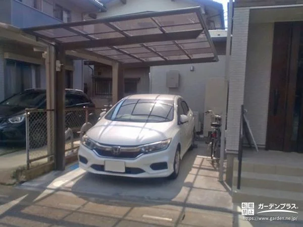スマートに収まるカーポート付き駐車スペース