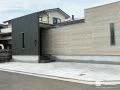 シンプルでスタイリッシュな外観に馴染む駐車スペース工事