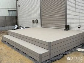 セピアグレーの優しいカラーがお庭に馴染むデッキの設置工事
