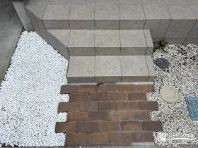 レンガと玉砂利で自然な風合いをプラスした玄関前[施工後]