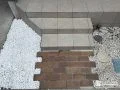 レンガと玉砂利で自然な風合いをプラスした玄関前