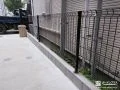 境界をすっきりと整えたシンプルなメッシュタイプのフェンス工事