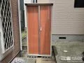 明るいトロピカルなオレンジカラーが映える物置の設置工事