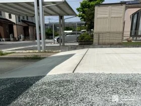 駐車スペースを快適に整える土間コンクリートと砂利の施工工事