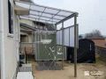 前面パネルつきで視線をほどよくカットするテラス屋根