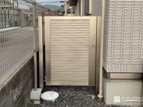 犬走りに門扉を設置し防犯性を向上[施工後]