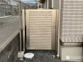 犬走りに門扉を設置し防犯性を向上