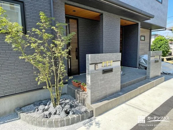 高級感あるタイル門柱で彩る二世帯住宅の門まわり