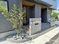 高級感あるタイル門柱で彩る二世帯住宅の門まわり