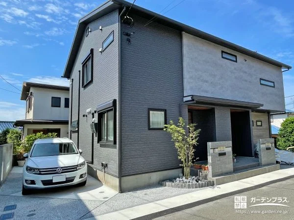グレーを基調にしたスタイリッシュモダンな二世帯住宅の新築外構