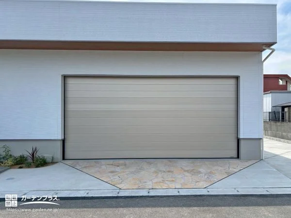 ガレージ前を彩る乱形石張りのデザイン