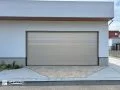 ガレージ前を彩る乱形石張りのデザイン