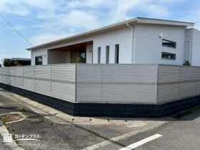 モノトーンで引き締めた目隠しフェンスと土留め[施工後]