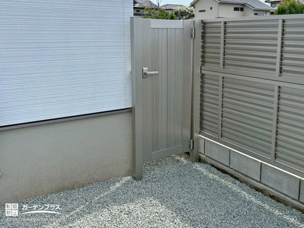 犬走りに設置した実用的な門扉