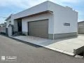 白の外観を引き立てるシンプルナチュラルな新築外構