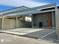 梁延長でつながりを持たせた2台用カーポート