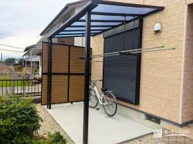 フェンスを取り付け快適に洗濯物干しをできるテラス屋根設置工事