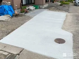 使いやすい駐車スペースと掃き出し窓前へのコンクリート打設工事