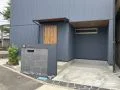 ネイビー外壁に映える重厚感あるモダン新築外構