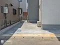 乱形石がアクセントの明るい駐車スペース