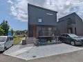 高低差がある外構に大きなウッドデッキを設置した新築外構
