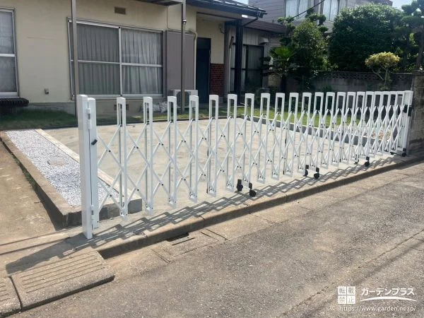 ホワイトカラーで明るい印象に仕上がったカーゲート設置工事