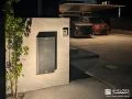 夜間にライトアップされた玄関前の様子