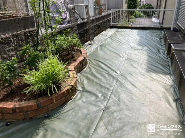 季節ごとの彩りが楽しい植栽とお手入れを軽減する防草シート工事