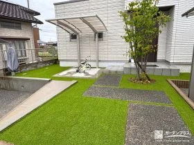 人工芝とホワイトのインターロッキングで明るく快適になった工事