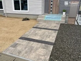 アクセントラインで引き締めるおしゃれなアプローチ[施工後]