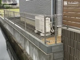 水路沿いも安心に 配慮した境界フェンス[施工後]