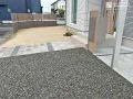 玄関ドアの木目と調和するデザインがナチュラルな新築外構