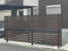 スリット入りのデザインで圧迫感を感じさせないフェンス[施工後]