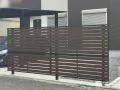 スリット入りのデザインで圧迫感を感じさせないフェンス