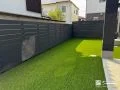 お子様がのびのび遊べる人工芝のお庭