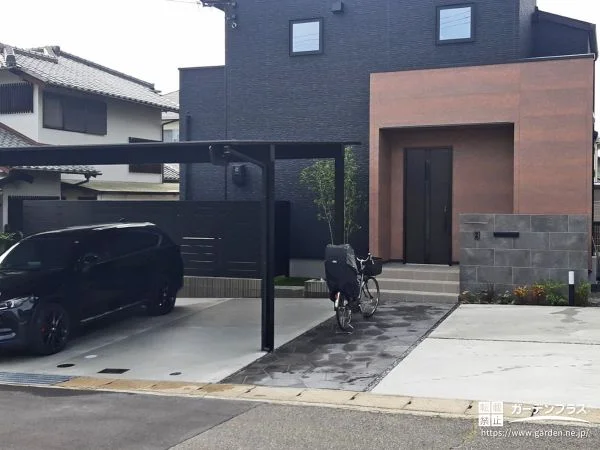 グレーを基調の植栽が映えるモダンな新築外構