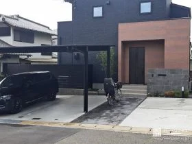 グレーを基調の植栽が映えるモダンな新築外構