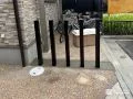 自転車の転倒を防ぐスタイリッシュなアクセントポールの設置工事