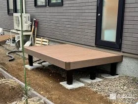シンプルで暮らしに馴染むサイズ感のウッドデッキ設置工事